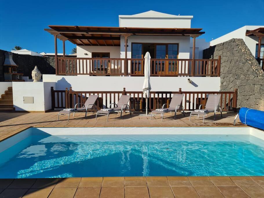 Luxury 4-Bedroom Villa With Heated Pool + Sea View 플라야블랑카 외부 사진