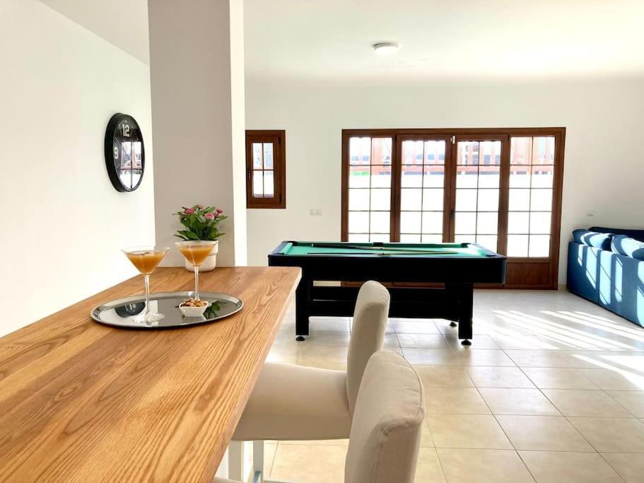 Luxury 4-Bedroom Villa With Heated Pool + Sea View 플라야블랑카 외부 사진