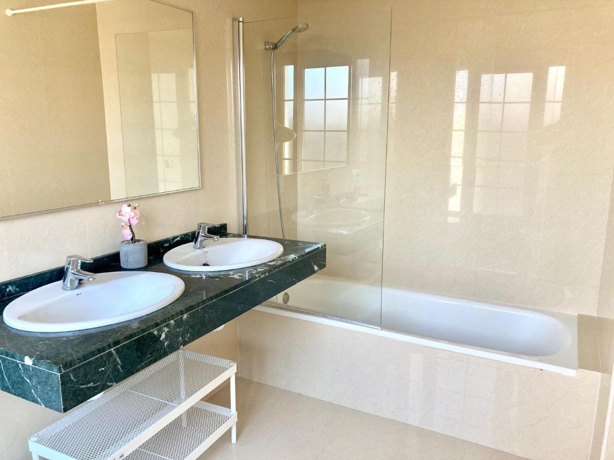 Luxury 4-Bedroom Villa With Heated Pool + Sea View 플라야블랑카 외부 사진