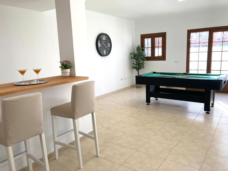 Luxury 4-Bedroom Villa With Heated Pool + Sea View 플라야블랑카 외부 사진