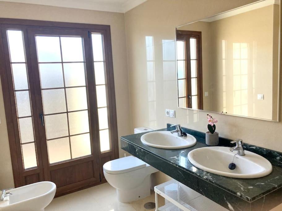 Luxury 4-Bedroom Villa With Heated Pool + Sea View 플라야블랑카 외부 사진