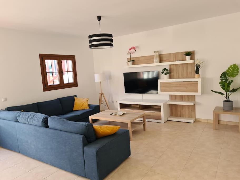 Luxury 4-Bedroom Villa With Heated Pool + Sea View 플라야블랑카 외부 사진