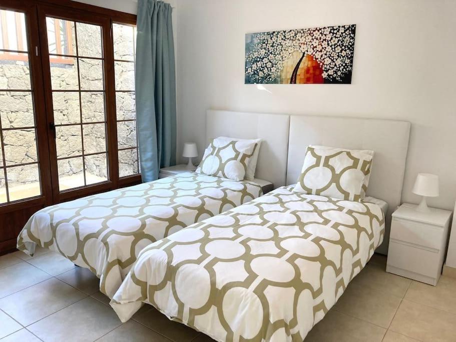 Luxury 4-Bedroom Villa With Heated Pool + Sea View 플라야블랑카 외부 사진