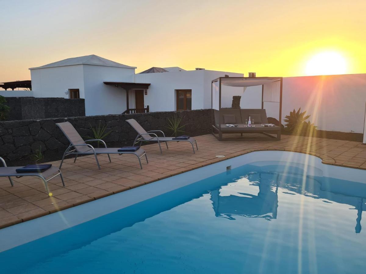 Luxury 4-Bedroom Villa With Heated Pool + Sea View 플라야블랑카 외부 사진